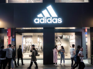 Adidas: Αναβαθμίζει τις προβλέψεις για τα κέρδη της λόγω ισχυρής ζήτησης