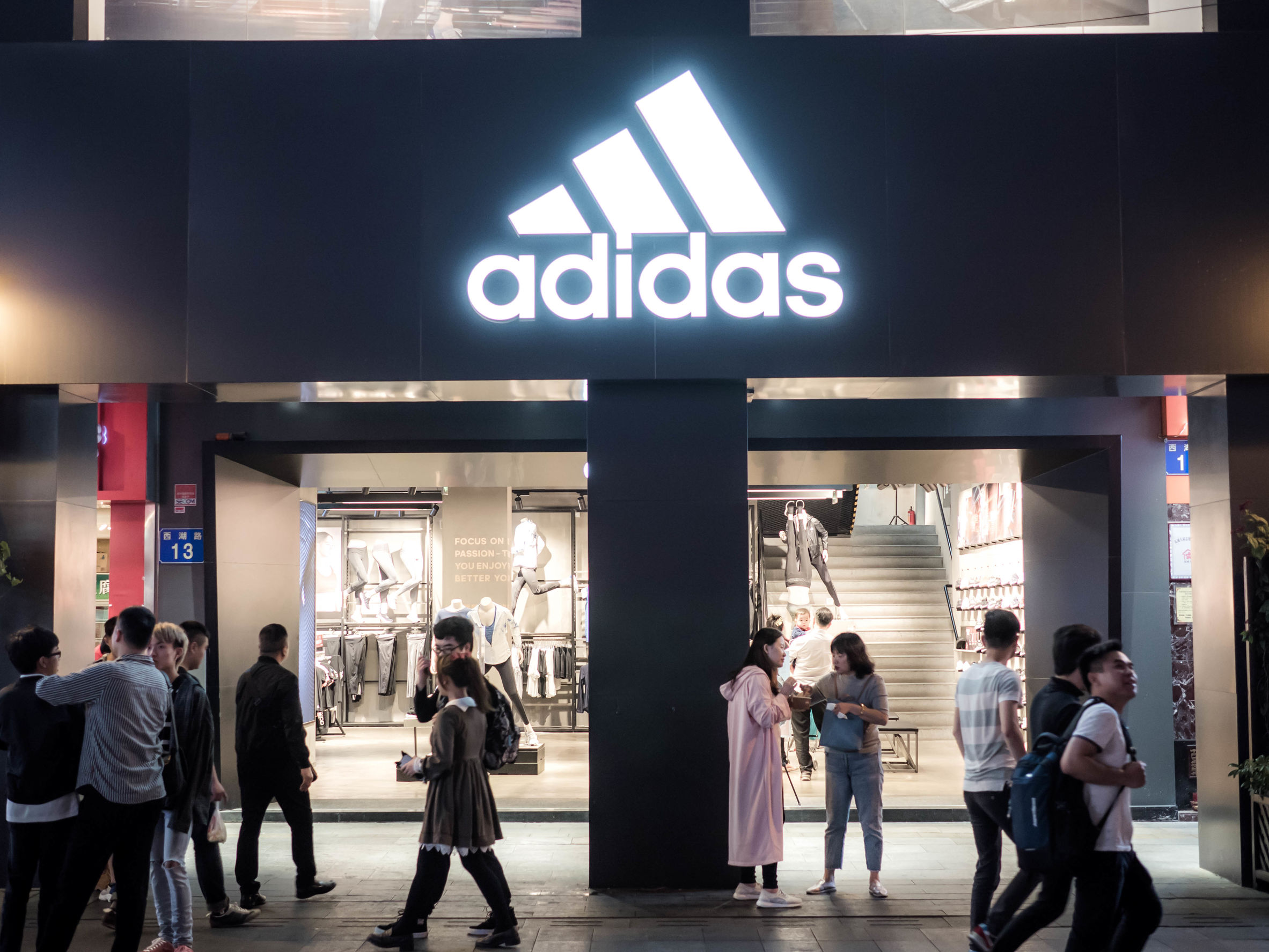 Adidas: Πτώση 28% στα λειτουργικά κέρδη στο β΄ τρίμηνο