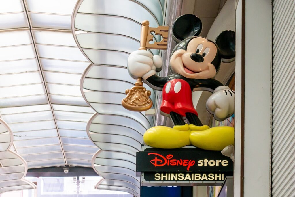 Δύσκολα τα πράγματα για την Walt Disney, κλείνει 60 καταστήματα