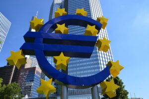 ΕΚΤ: Σήμα κινδύνου για την Ευρωζώνη από τις γεωπολιτικές αναταράξεις