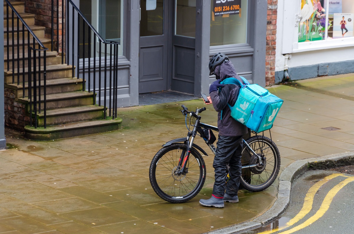 Deliveroo: Πτώση στις μετοχές ντελίβερι εν αναμονή της Κομισιόν
