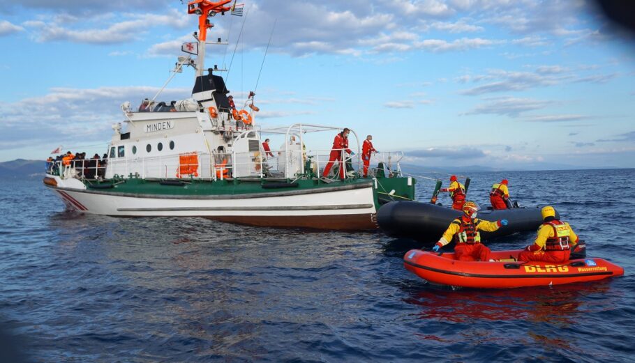 Αξιωματούχοι της Frontex βοηθούν σκάφος στα ανοιχτά της Λέσβου © ΑΠΕ-ΜΠΕ