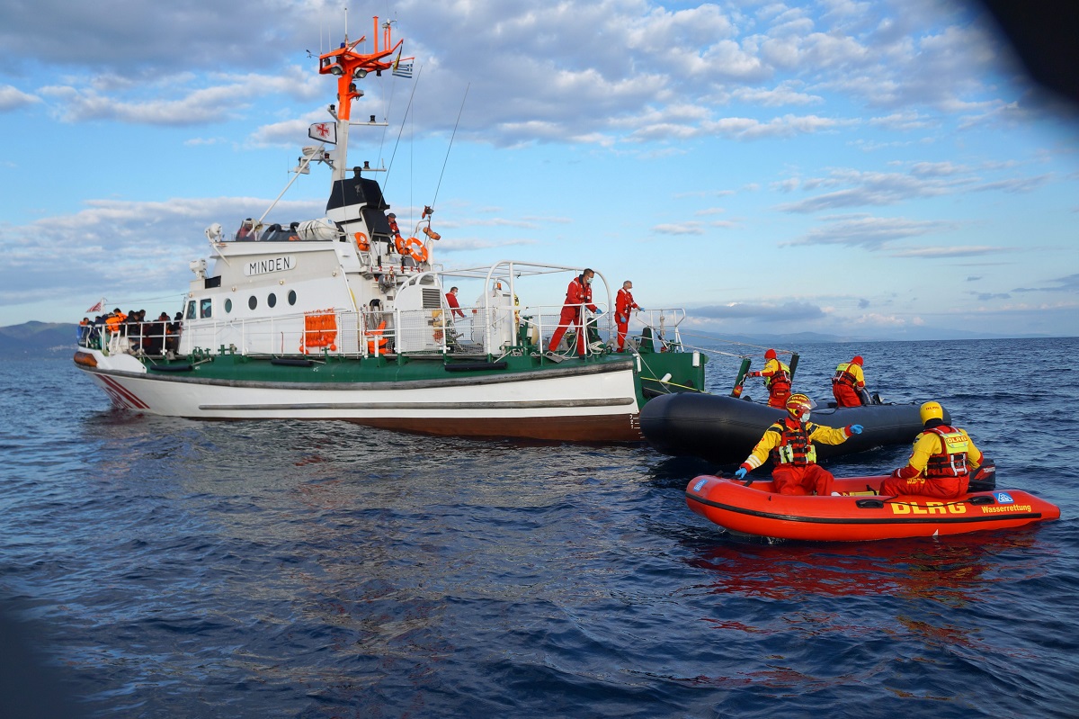 Αξιωματούχοι της Frontex βοηθούν σκάφος στα ανοιχτά της Λέσβου © ΑΠΕ-ΜΠΕ