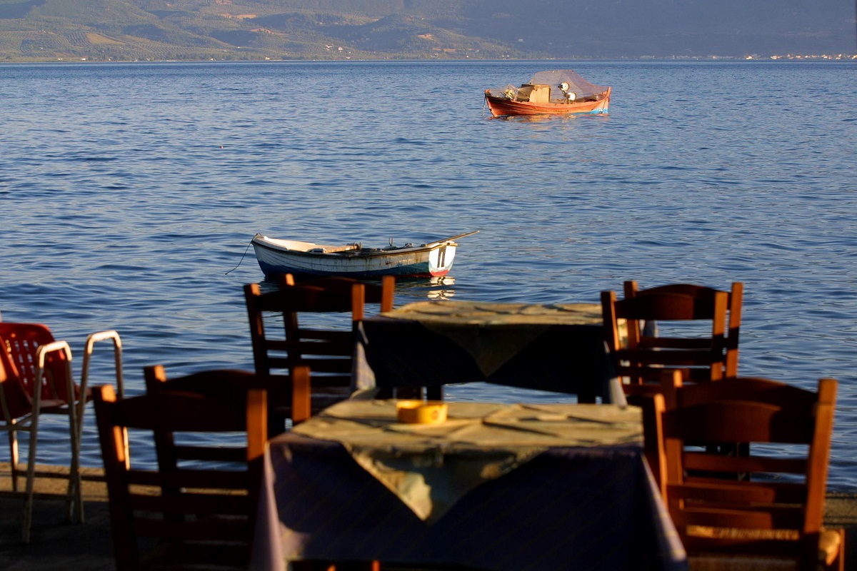 Μείωση τιμήματος για τις άδειες απλής χρήσης αιγιαλού ζητούν οι εστιάτορες