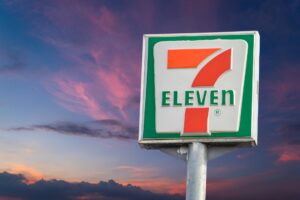 Η SoftBank μπαίνει στη 7-Eleven: H συμμαχία των 1,9 δισ. που αλλάζει το retail