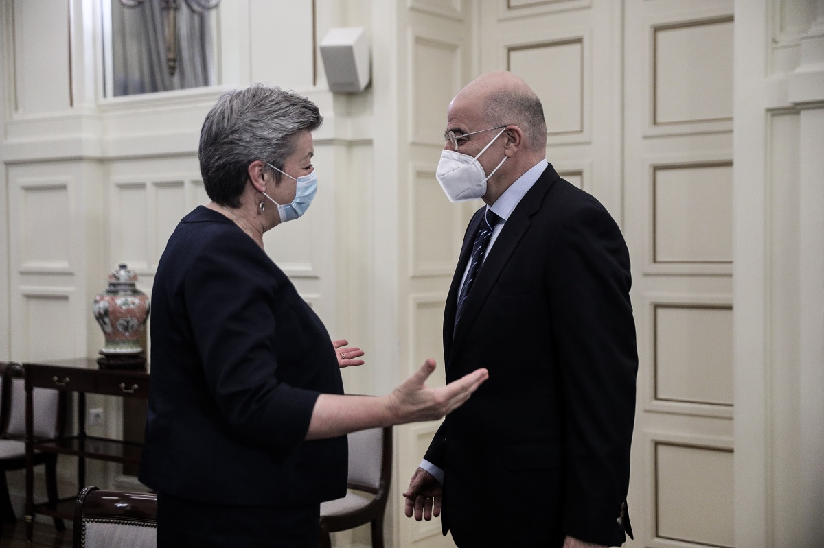 Δένδιας – Γιόχανσον: Η Τουρκία να εφαρμόσει τη συμφωνία για το προσφυγικό