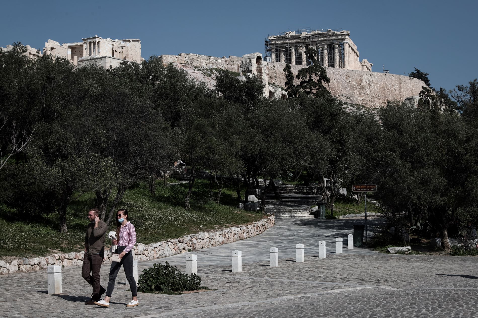 Handelsblatt: Σε δεινή θέση παραμένει η ελληνική οικονομία