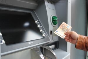 Εκδικάστηκε η αγωγή της ΕΚΠΟΙΖΩ κατά της Alpha Bank για παράνομες χρεώσεις στους λογαριασμούς καταθέσεων