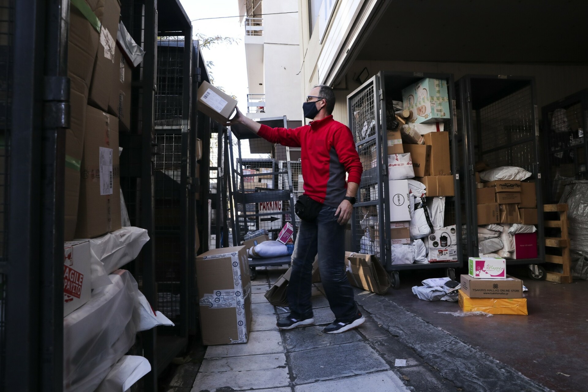 Έχεις δέμα στη θυρίδα σου: Αλλάζουν τα δεδομένα στις ταχυμεταφορές