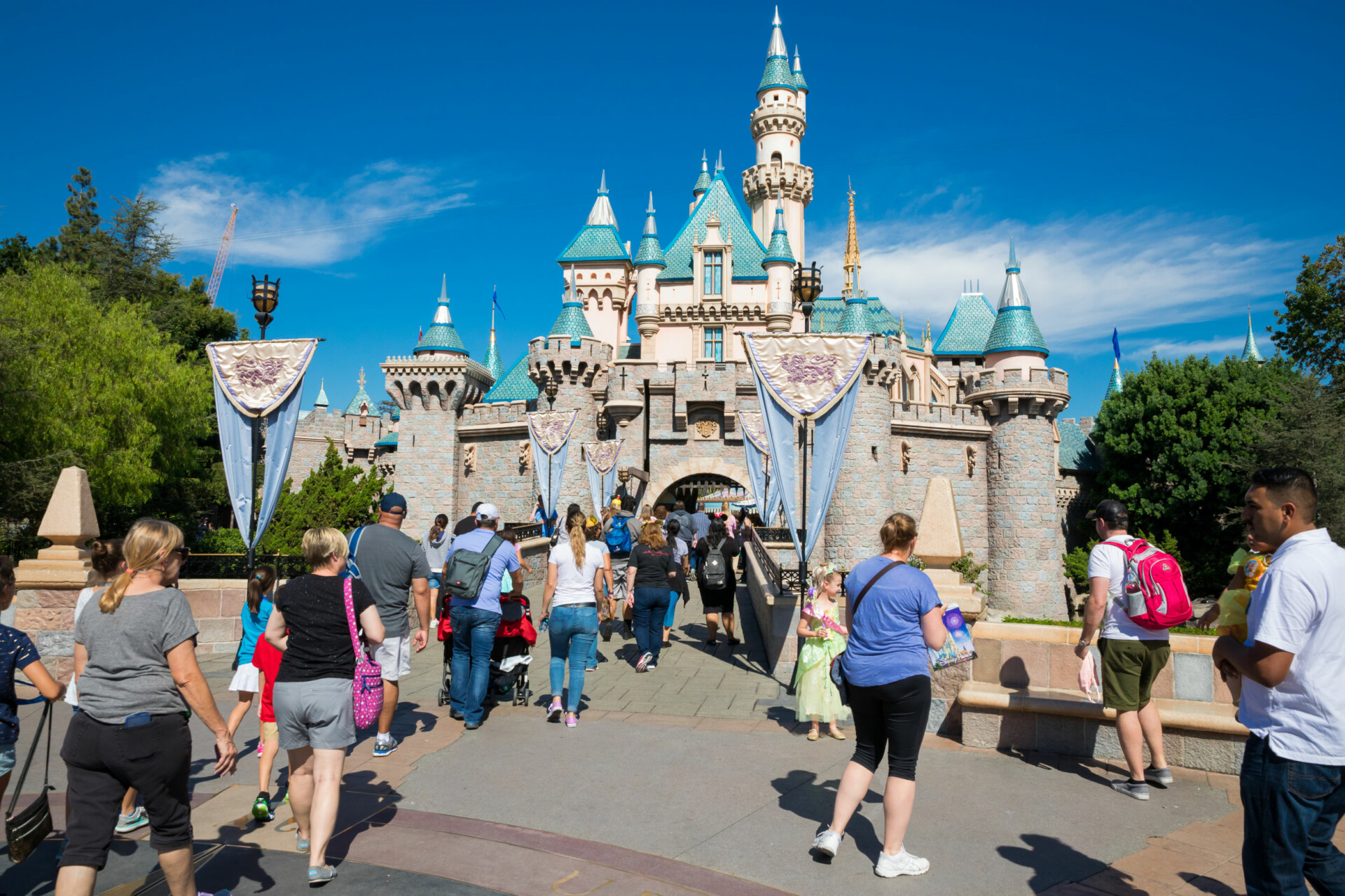 Ανοίγει ξανά τα πάρκα της στην Καλιφόρνια η Disney