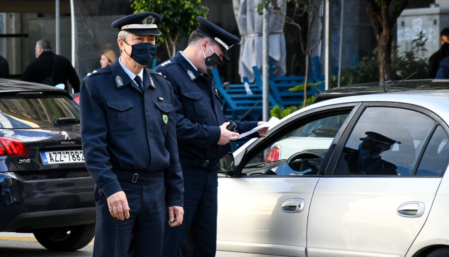Αστυνομικός έλεγχος των βεβαιώσεων μετακίνησης © Eurokinissi