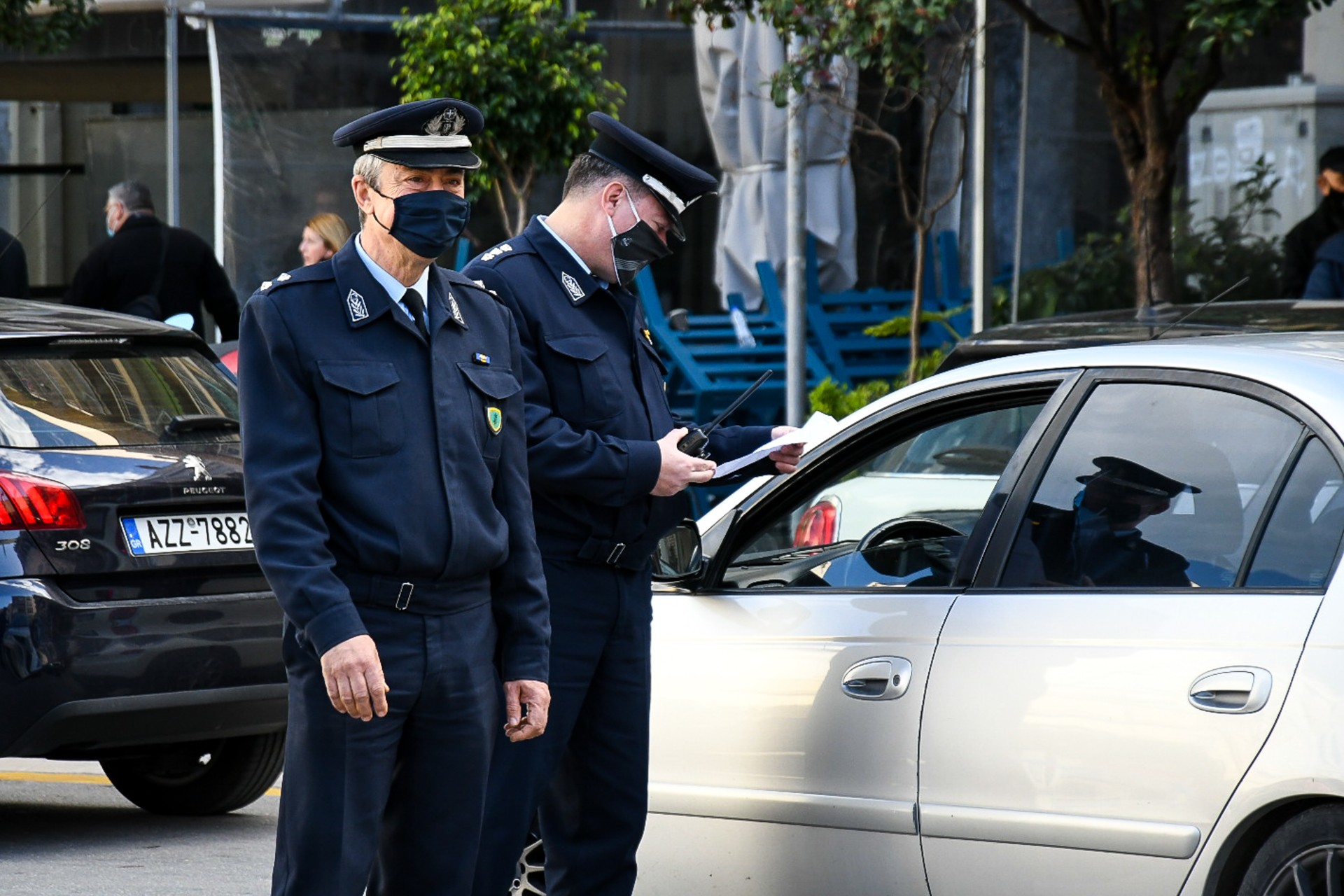 Αστυνομικός έλεγχος των βεβαιώσεων μετακίνησης © Eurokinissi