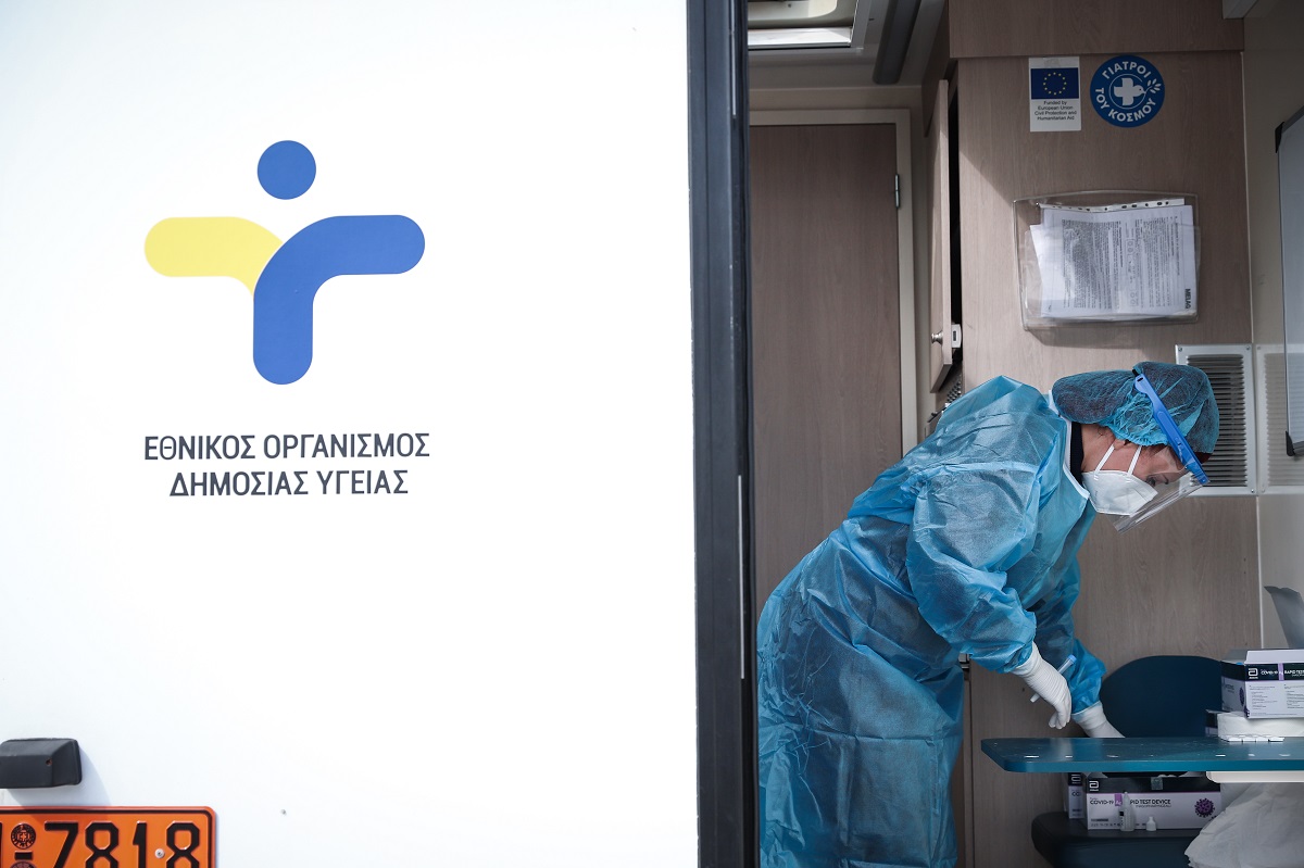 ΕΟΔΥ: Νέες οδηγίες για εμβολιασμένους και όσους έχουν νοσήσει