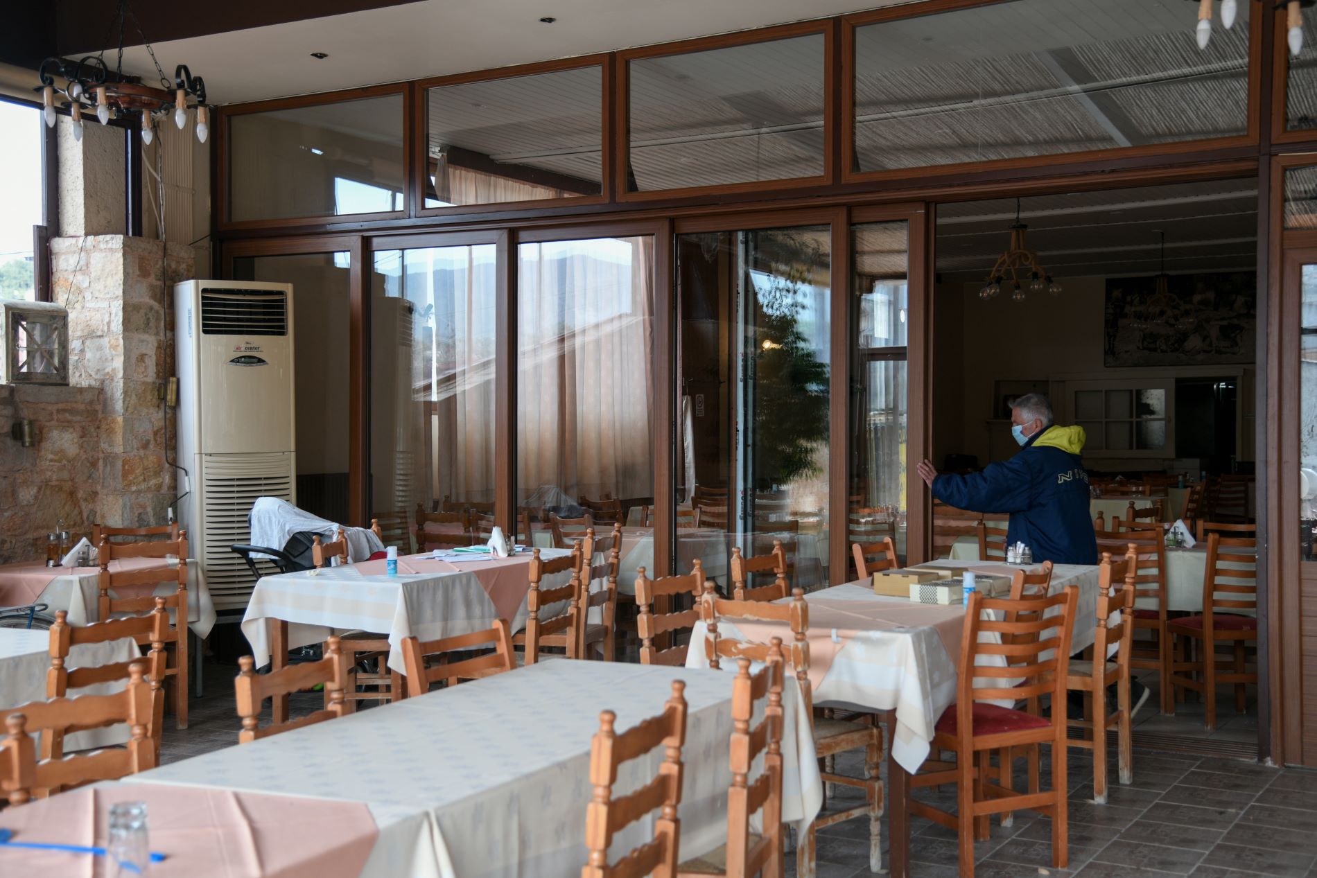 Στο ΣτΕ οι εστιάτορες κατά των περιοριστικών μέτρων