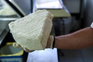 Φέτα: Από 12,5 ευρώ η βαρελίσια, έως και 18 ευρώ η συσκευασμένη