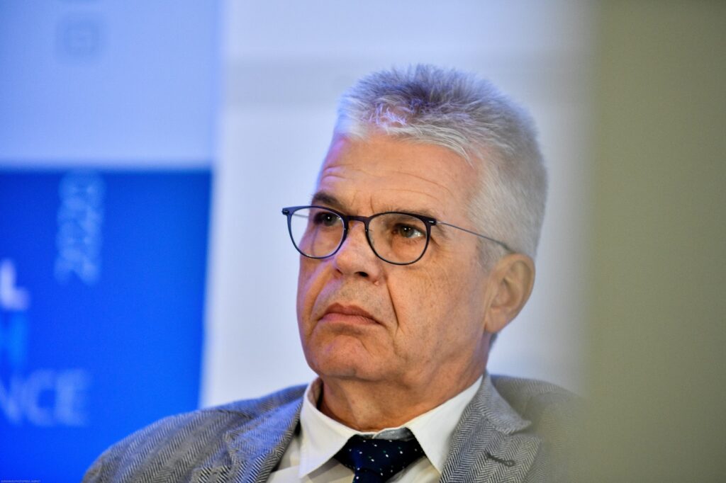 Γώγος: Η πανδημία είναι πλέον νόσος των νέων – Καμπανάκι για τις εισαγωγές