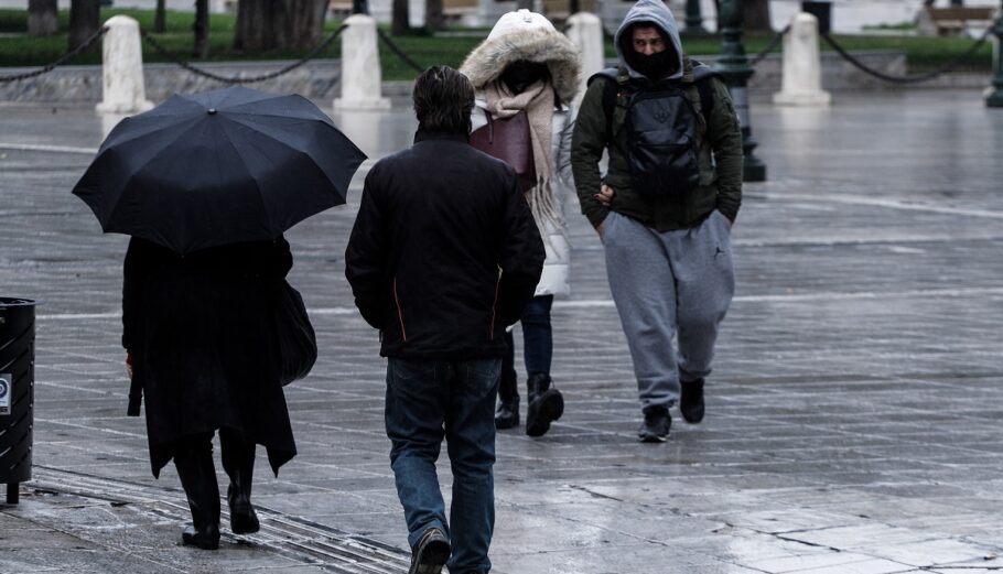 Βροχή στο κέντρο της Αθήνας © EUROKINISSI