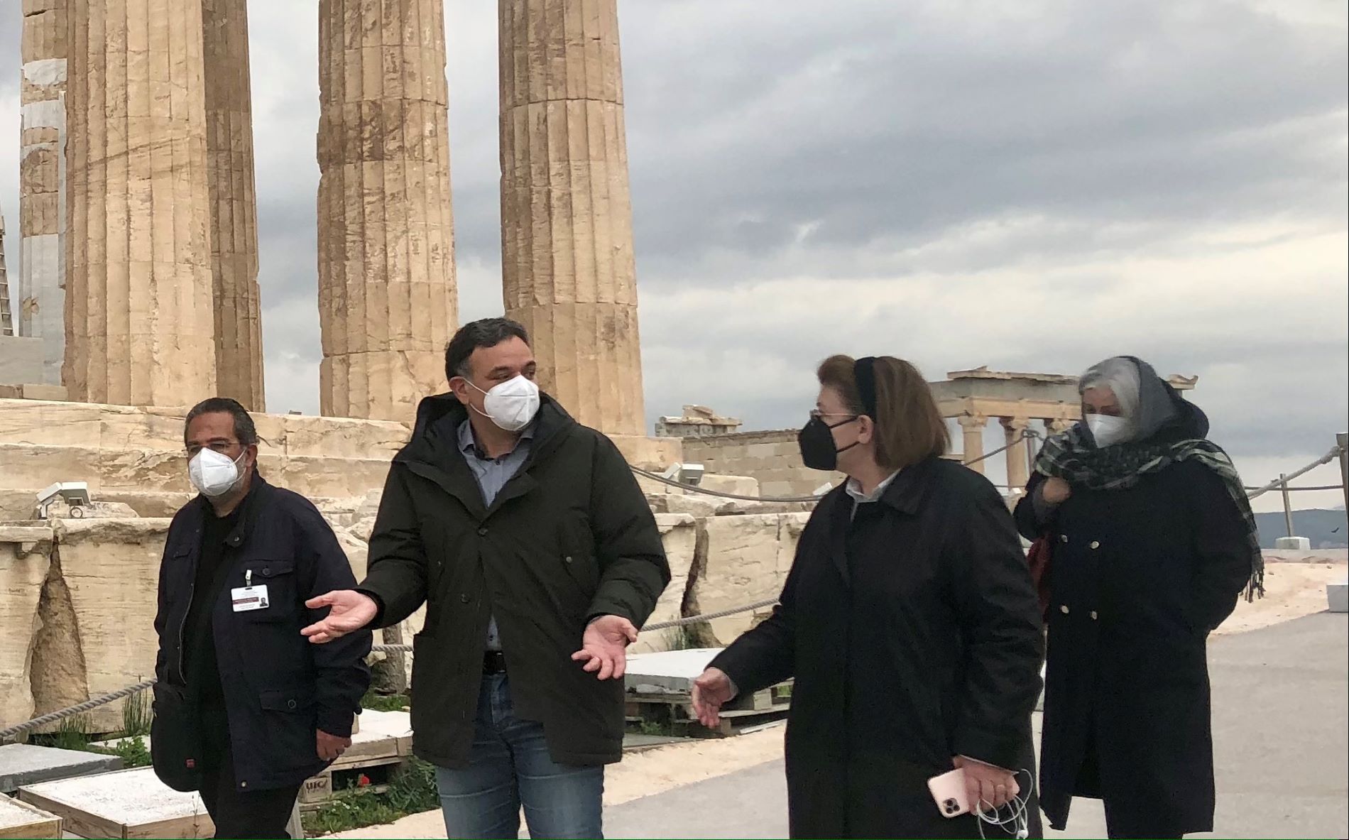 Αυτοψία της Μενδώνη στην Ακρόπολη πριν την επαναλειτουργία της