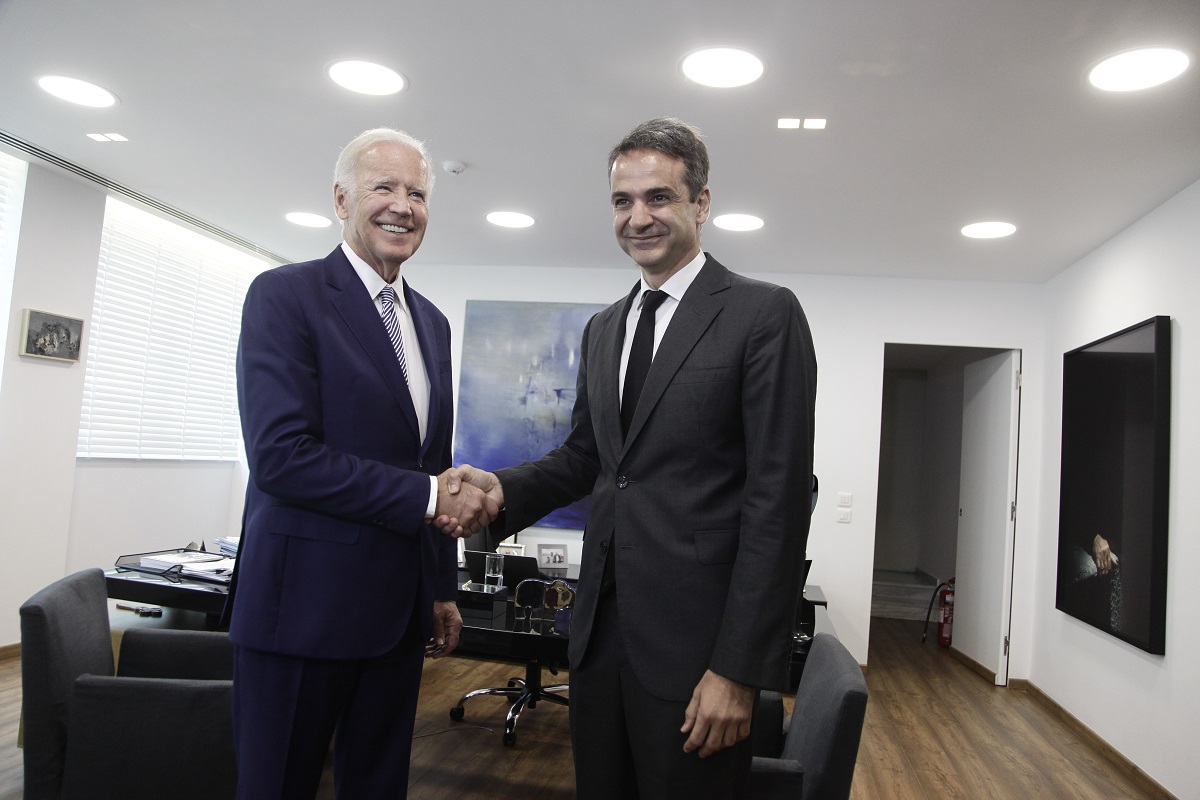 Στις 11 το βράδυ η τηλεφωνική επικοινωνία Μητσοτάκη-Μπάιντεν – Τι θα συζητήσουν