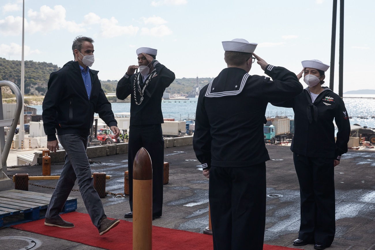 Ο Μητσοτάκης επισκέφθηκε το εμβληματικό Αϊζενχάουερ στη Σούδα