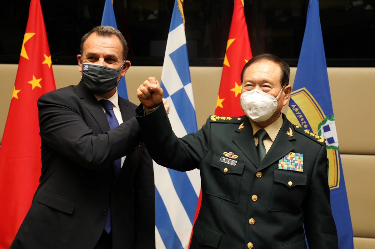 Οι διμερείς σχέσεις στο επίκεντρο συνάντησης του ΥΠΕΘΑ με τον Κινέζο ομόλογό του