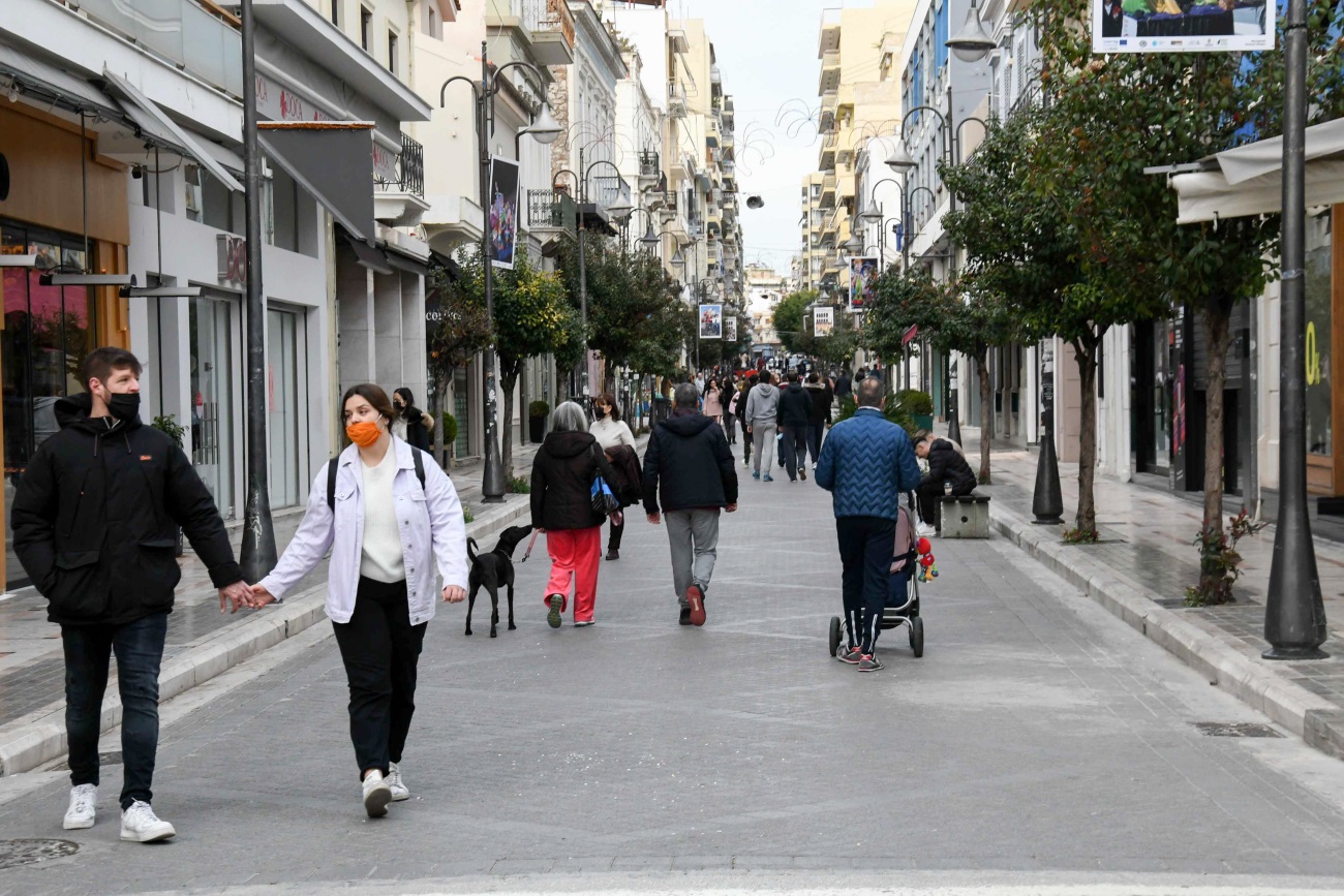 Κόσμος στην Πάτρα © Eurokinissi