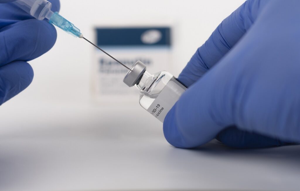 Pfizer/BioNTech: Αποτελεσματικότητα 86% μετά την τρίτη δόση