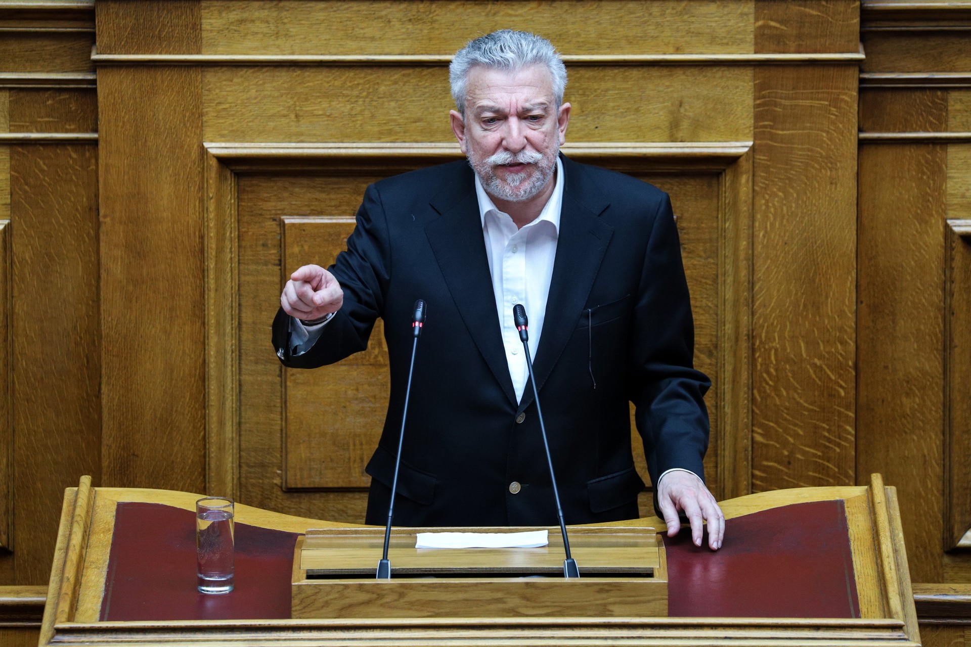 Ποιους επιχειρηματίες φωτογραφίζει ο Σταύρος Κοντονής;