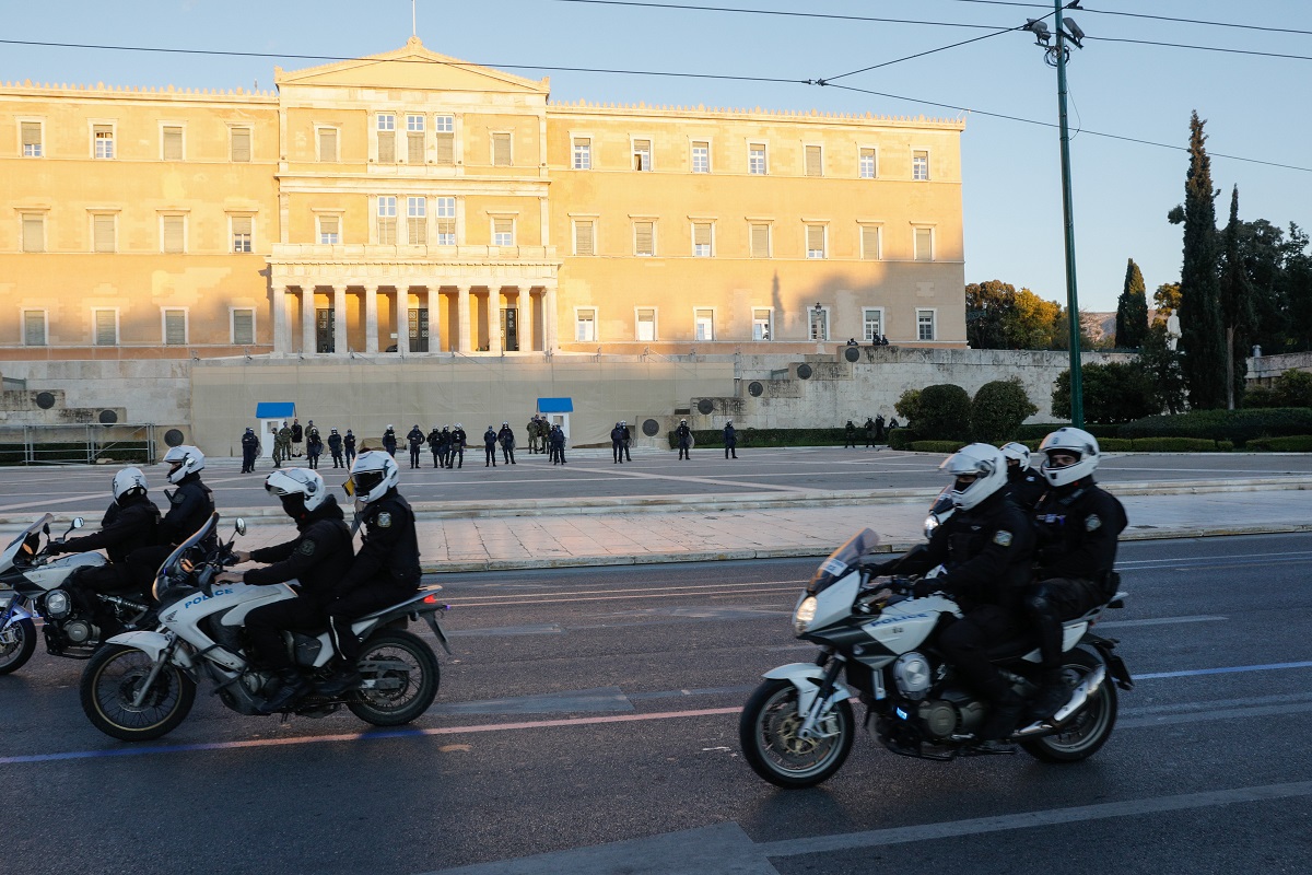 Τροχαία: Εισήγηση για εγκατάσταση φαναριού έξω από τη Βουλή