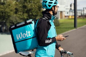 Συλλογική συμφωνία Wolt και ΣΑΔΘ για τους αυτοαπασχολούμενους διανομείς