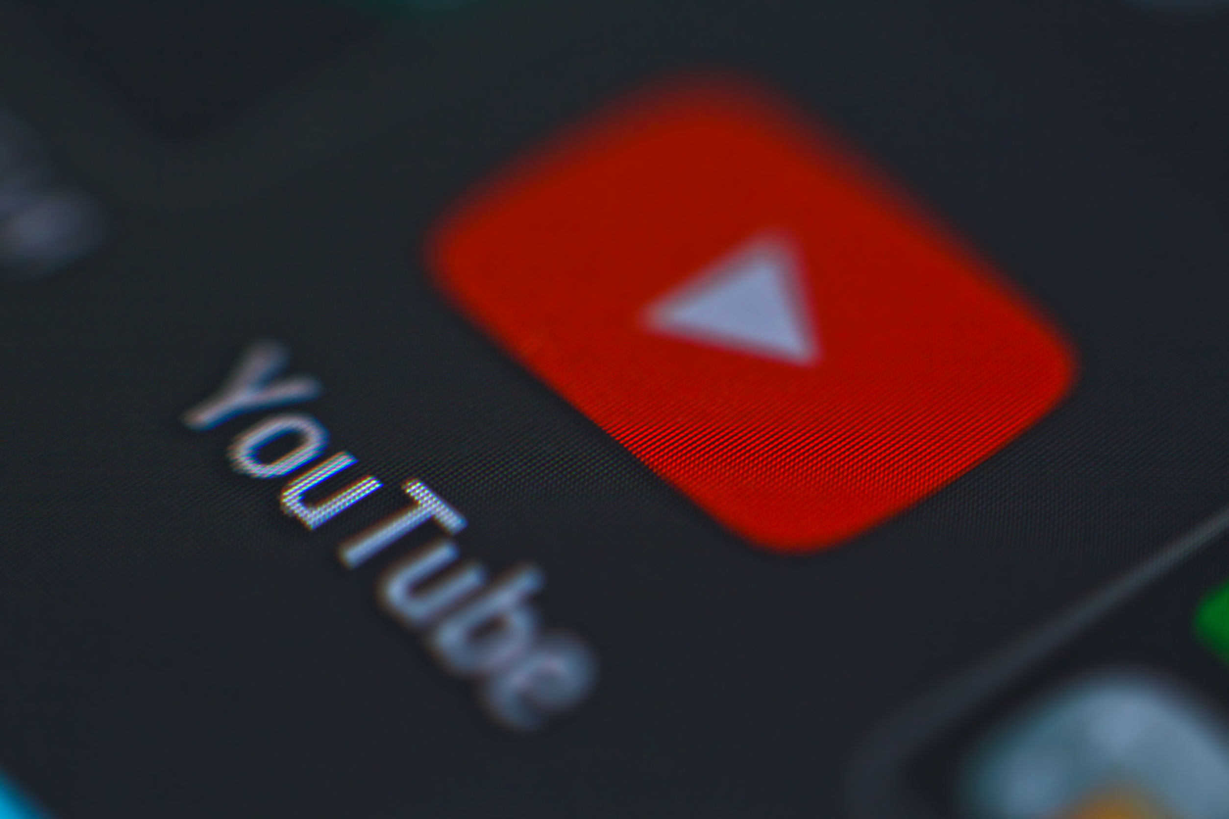 Το YouTube διέγραψε 30.000 ψευδή βίντεο για την COVID-19