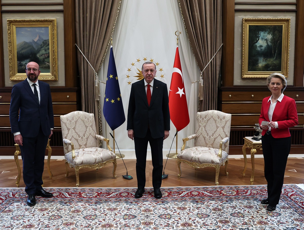 Ούρσουλα Φον Ντερ Λάιεν: Προσβολή και από Σαρλ Μισέλ, εκτός από τον Ερντογάν