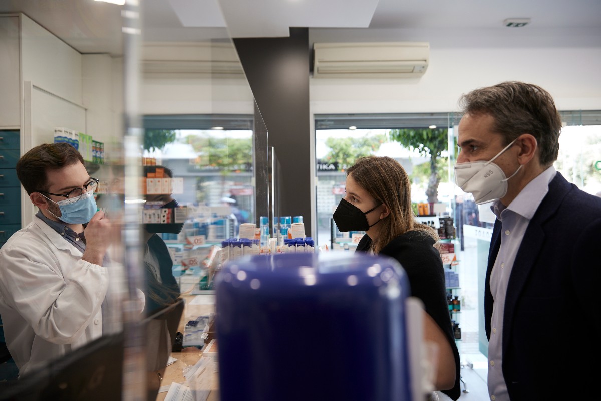 Μητσοτάκης: Σε φαρμακείο της Καλλιθέας με την κόρη του για self test