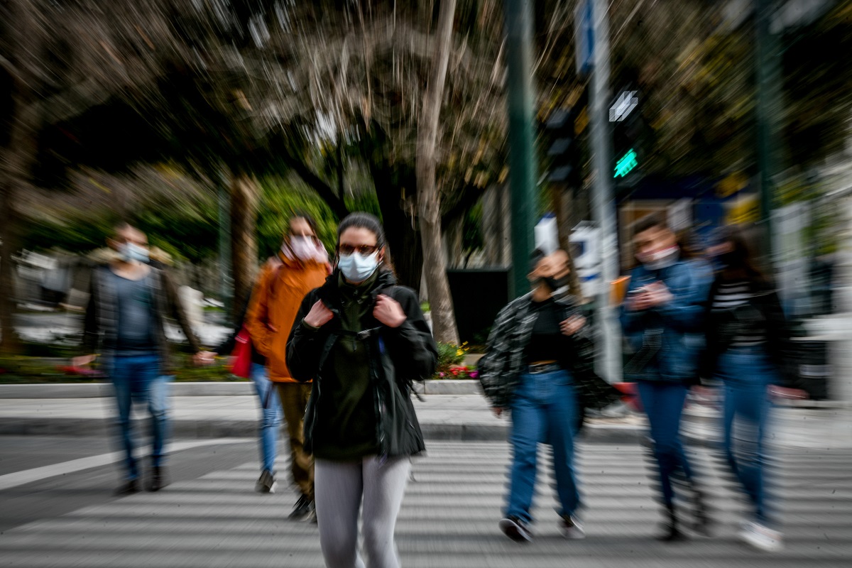 Κορονοϊός: 10.005 κρούσματα, 46 θάνατοι και 298 διασωληνωμένοι