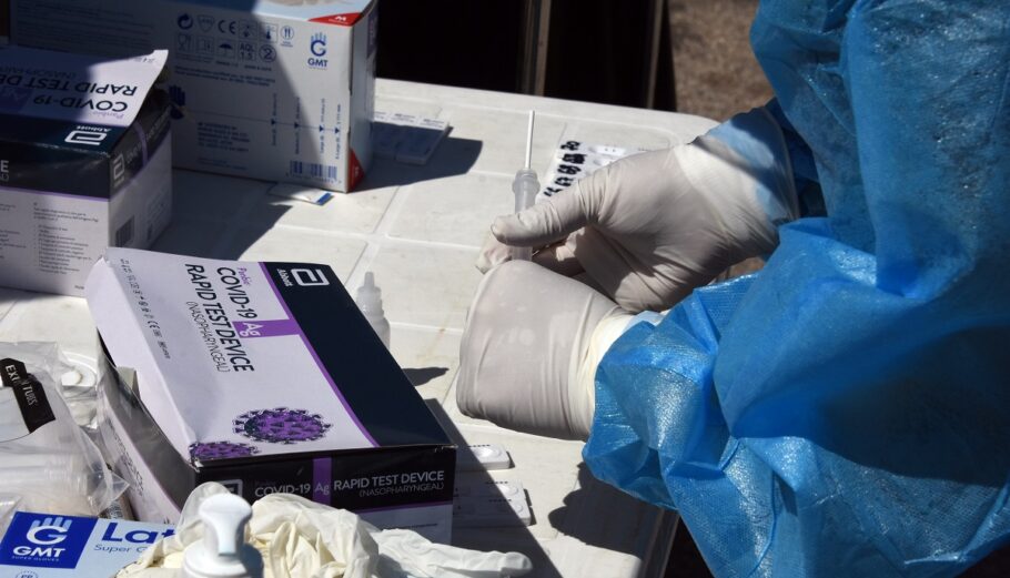 Διενέργεια rapid test από κλιμάκια του ΕΟΔΥ © EUROKINISSI