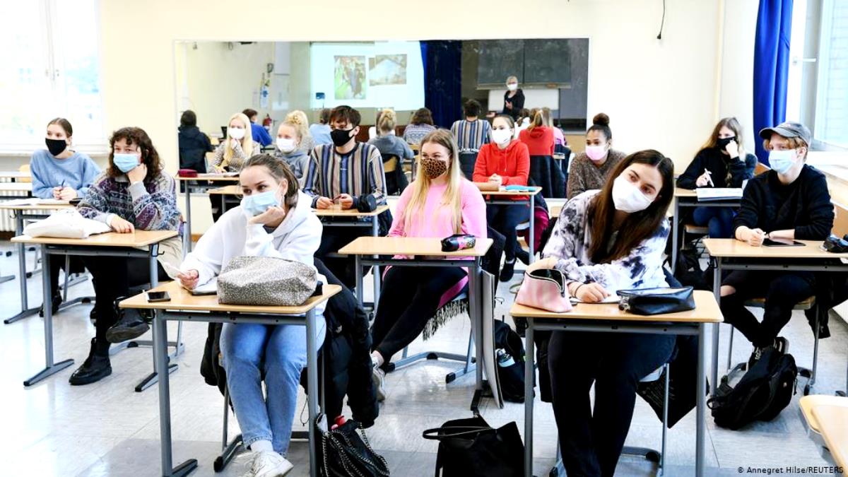 Έκτακτη σύσκεψη των επιδημιολόγων – Την Τετάρτη οι εισηγήσεις για σχολεία και λιανεμπόριο