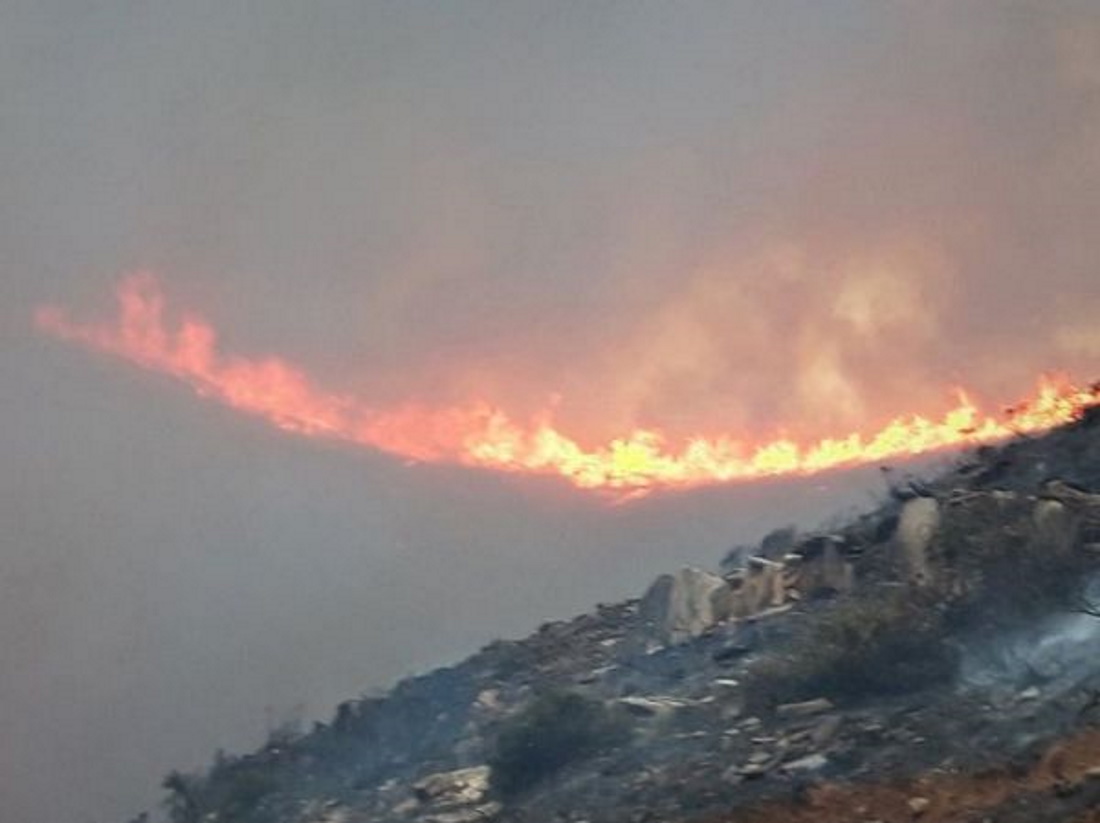 Εκτός ελέγχου φωτιά στην Άνδρο – Εκκενώνονται χωριά