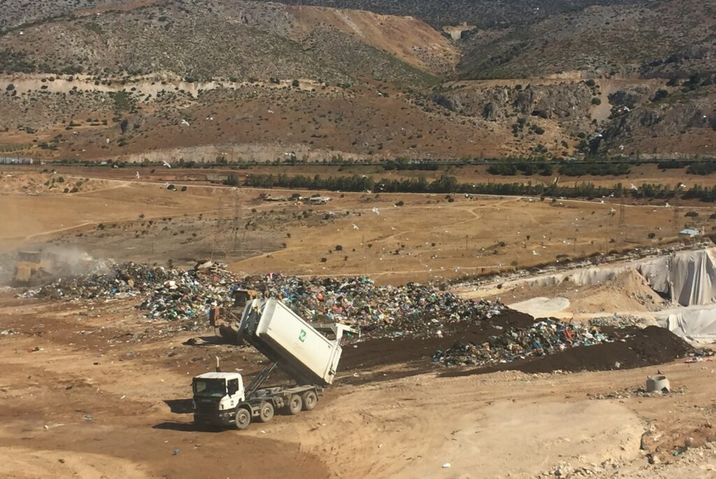Απορρίμματα: Ο γρίφος με τον διαγωνισμό στο Σχιστό και τα ανοιχτά μέτωπα της Αττικής
