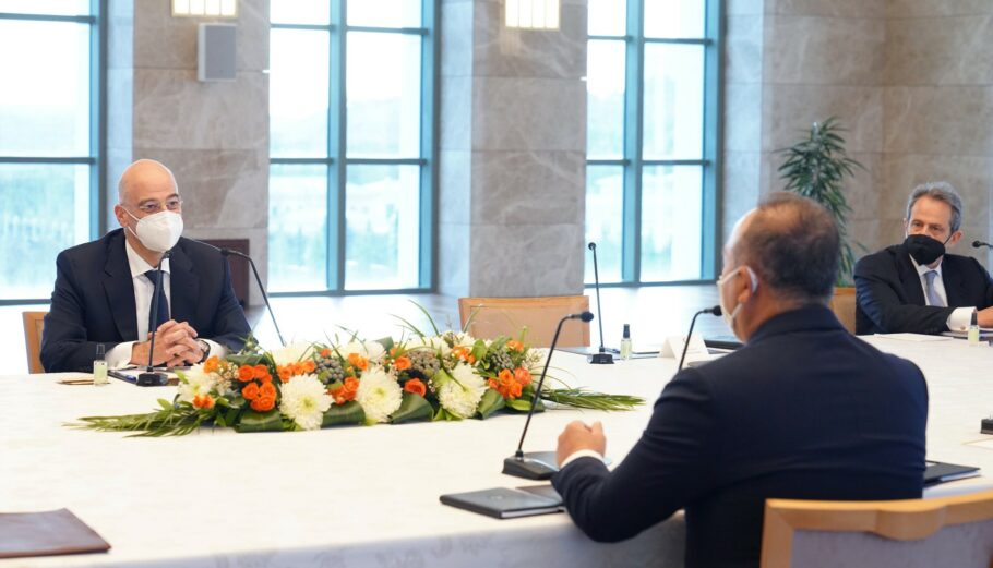 Ο Νίκος Δένδιας κατά τη διάρκεια του δείπνου του με τον Μ. Τσαβούσογλου © Eurokinissi