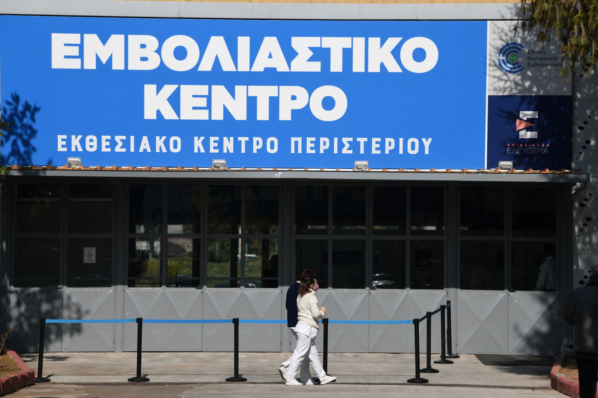 Εξαδάκτυλος: Θα αποφύγουμε το 4ο κύμα μέσω του εμβολιασμού