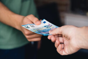 «Όχι» από τους Εμπόρους στην απαγόρευση μετρητών για τις αντικαταβολές