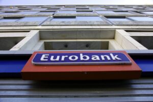 Eurobank: Η οικονομία αντέχει, τα νοικοκυριά πιέζονται – Οι προκλήσεις του 2027