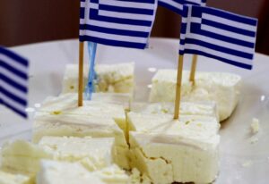 Μάχη τριών μεγάλων παικτών για τον τζίρο της φέτας