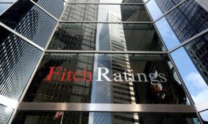 Fitch: Η ταχεία μείωση του χρέους έφερε τρεις αναβαθμίσεις στην Ελλάδα από το 2022