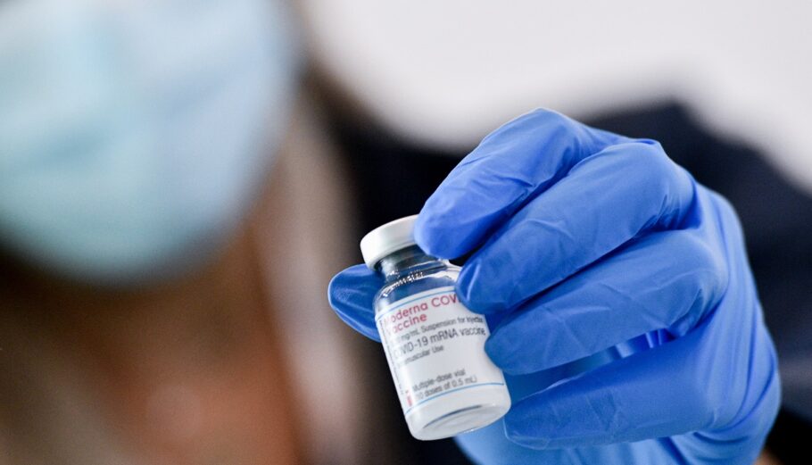 Εμβολιασμός: Πότε ανοίγει η πλατφόρμα για την τρίτη δόση Moderna