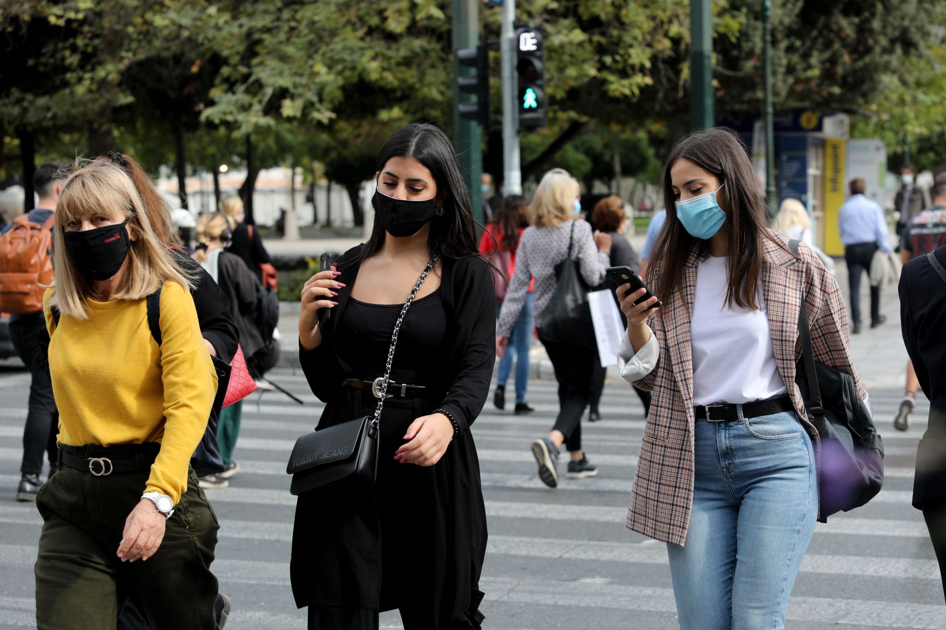 Φτηνό ίντερνετ και πρόσληψη με 1200 ευρώ: Όλα τα μέτρα για τους νέους