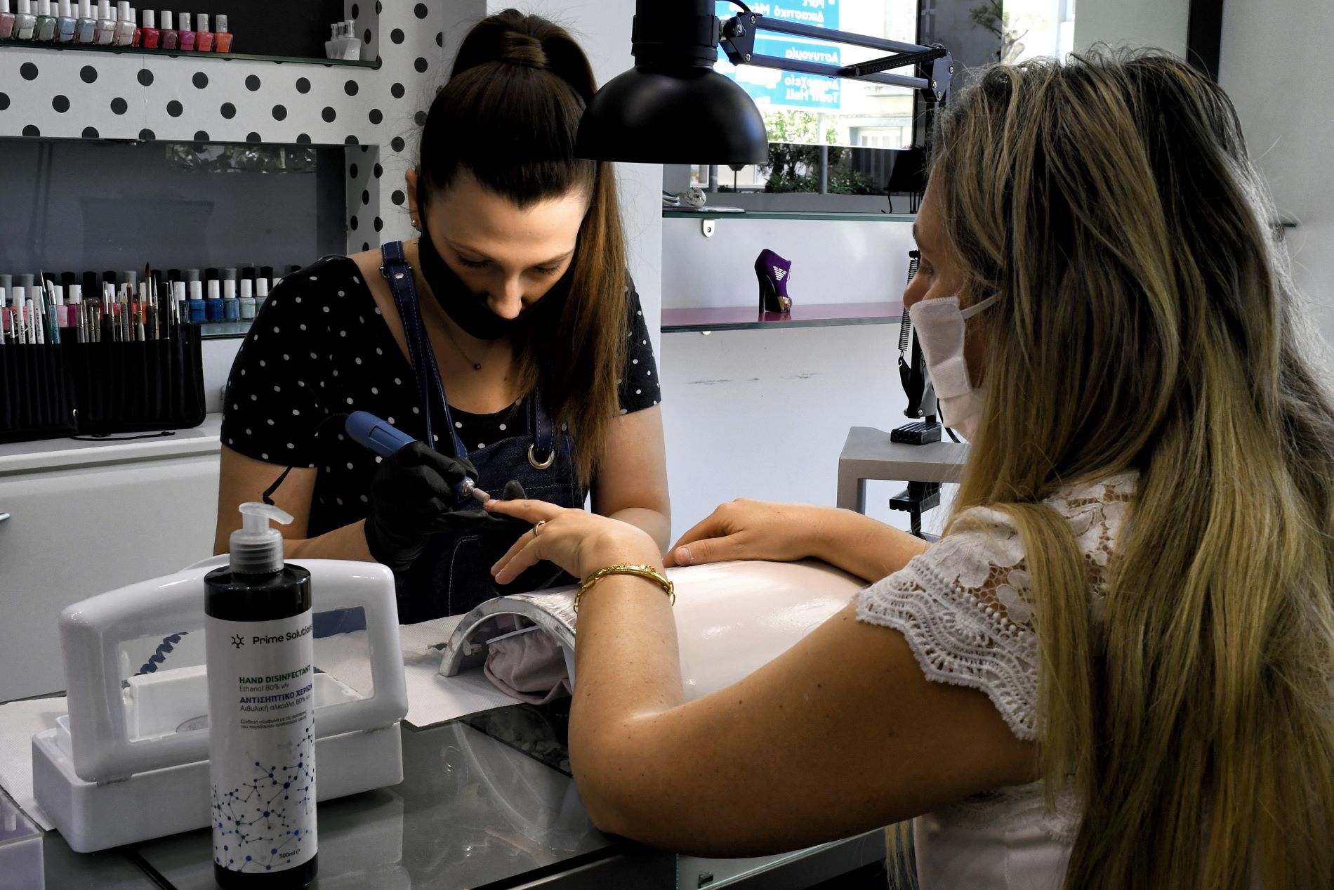 Ένα κατάστημα μανικιούρ-πεντικιούρ για 1.400 Έλληνες