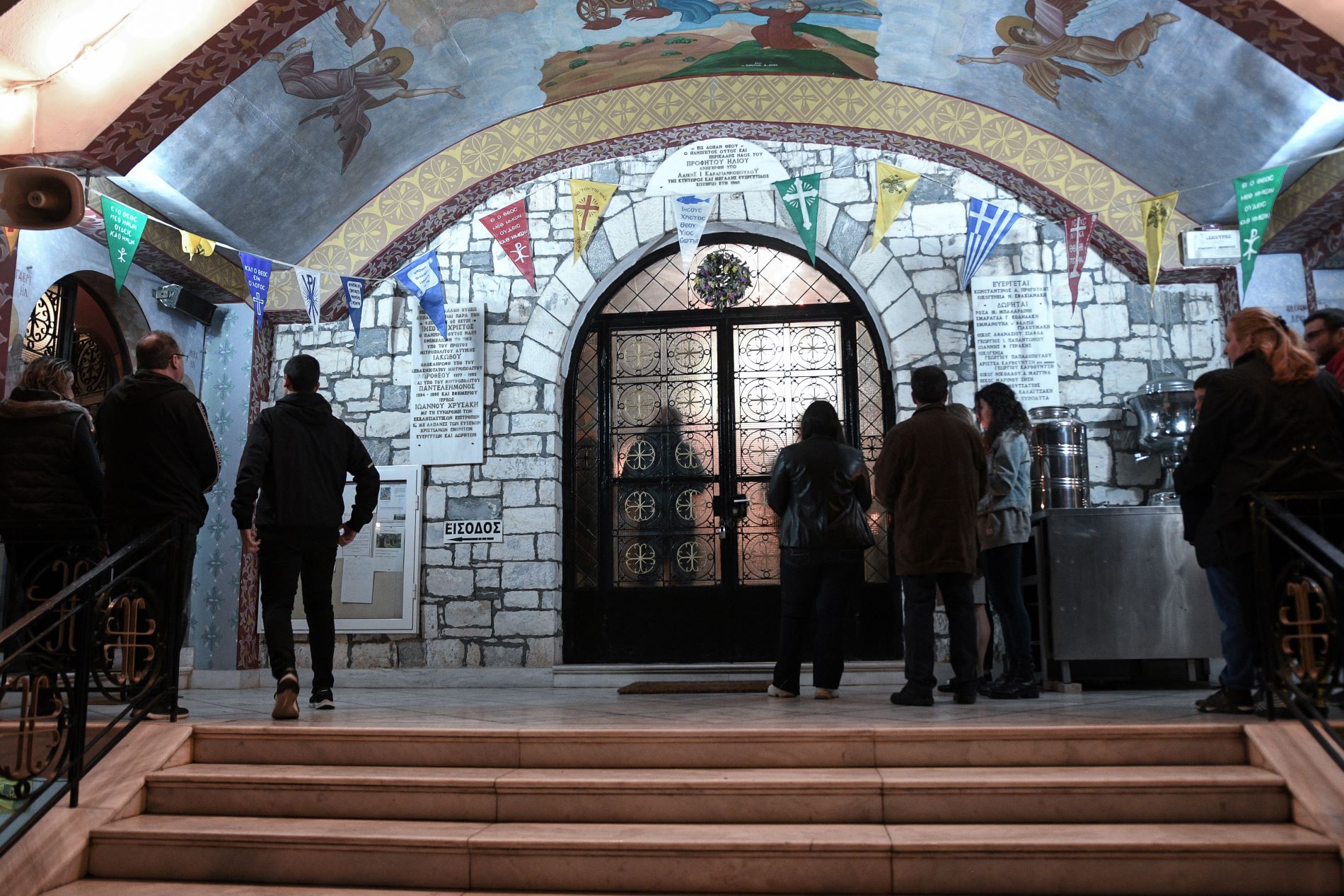 Ανάσταση στις 9 και Πάσχα στα μπαλκόνια