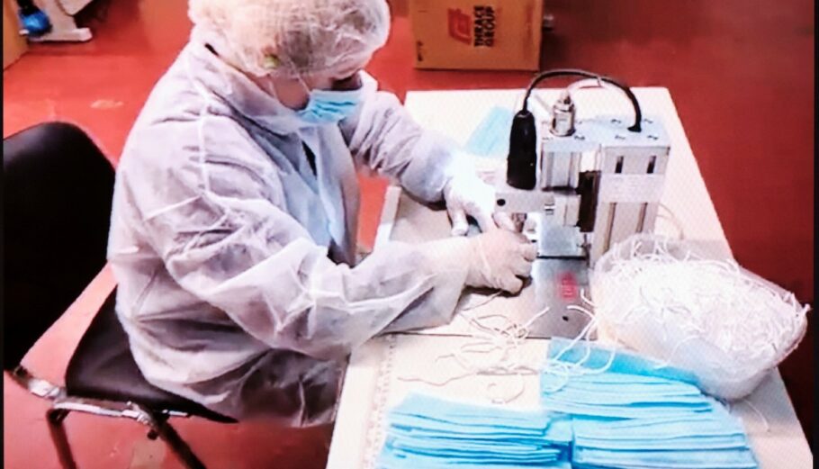 Παραγωγή χειρουργικών μασκών στις εγακαταστάσεις του Ομίλου Πλαστικά Θράκης στην Ξάνθη © ΑΠΕ-ΜΠΕ/ ΓΤ Πρωθυπουργού