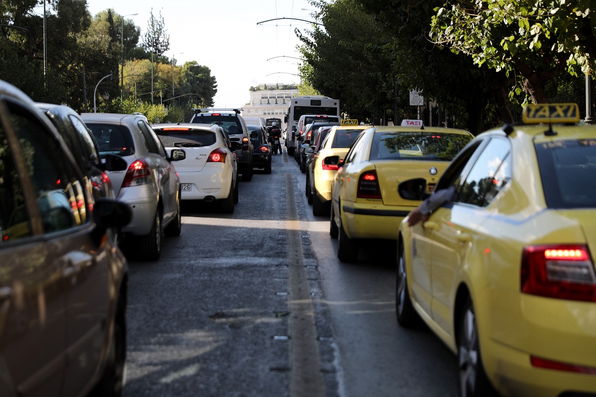 Πόσα άτομα επιτρέπονται σε αυτοκίνητο και ταξί – Τι ισχύει με τα νέα μέτρα